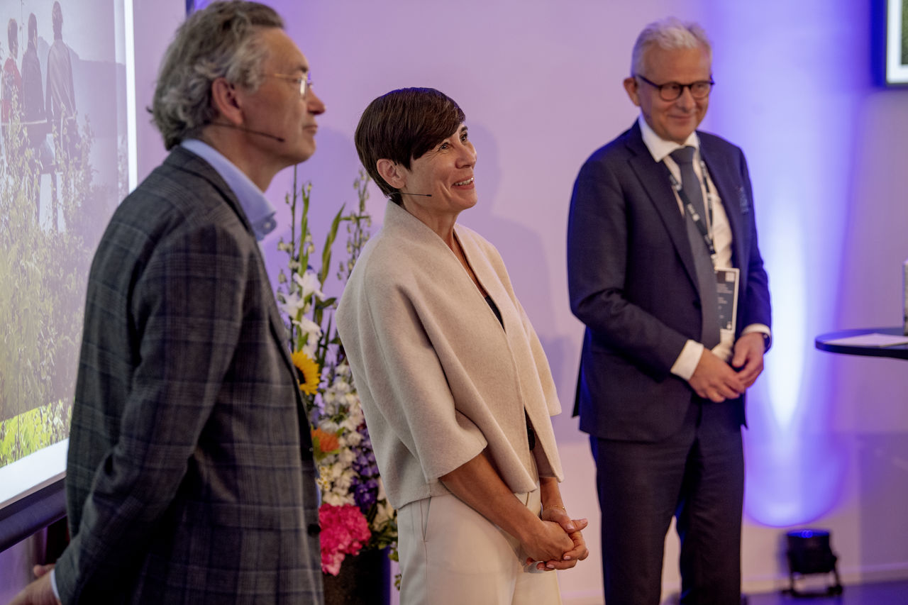 Iver B. Neumann, Ine Eriksen Søreide og NHHs kommunikasjonsdirektør Geir Mikalsen